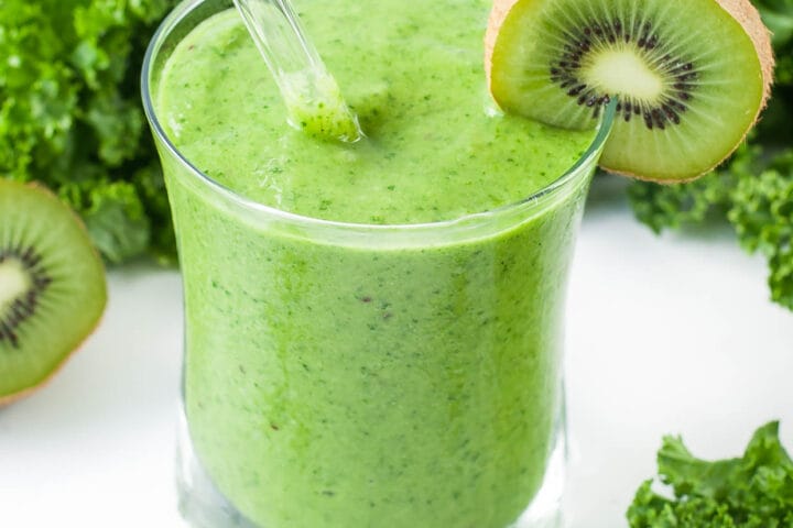 Kale Smoothie in a glass with straw. 10 everyday food that can reduce your blood sugar