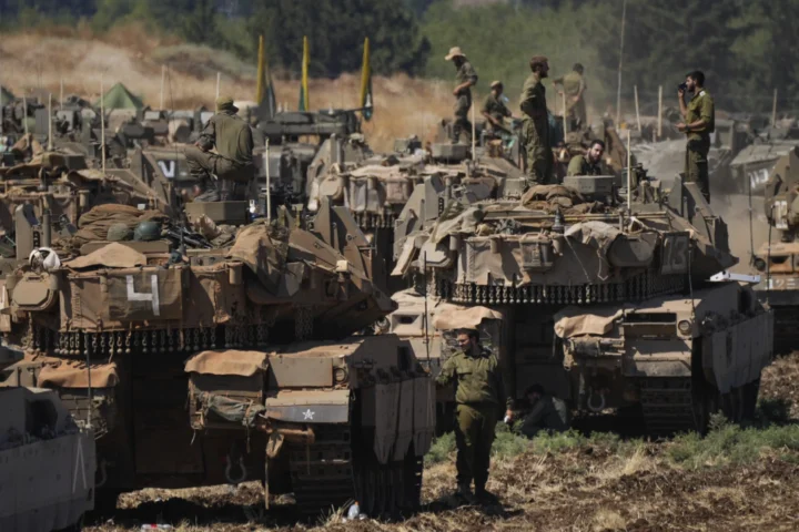 Israel, Lebanon - Israeli soldiers work on tanks in northern Israel on Friday, Sept. 27, 2024. (AP Photo/Baz Ratner)
